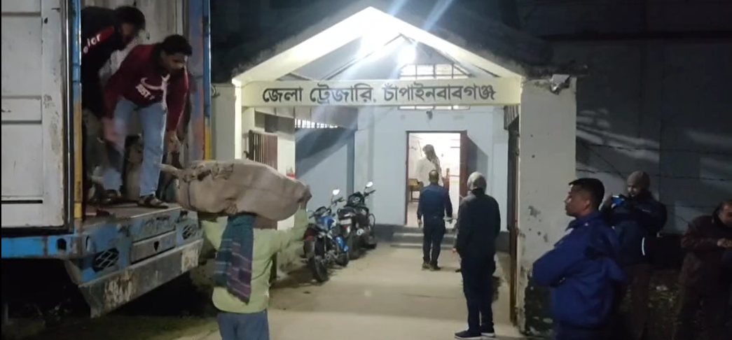 কঠোর নিরাপত্তায় ও সশস্ত্র পুলিশ প্রহরায় চাঁপাইনবাবগঞ্জে এসে পৌঁছেছে ব্যালট পেপারসহ নির্বাচনী সরঞ্জা